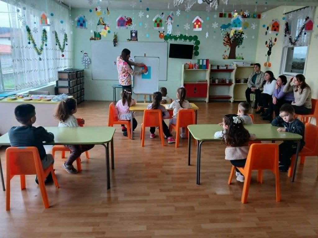Открит урок в група "Теменужка" ОН:Конструиране и технологии  Тема:"Идват празници" - ДГ Щастливо - Медовец